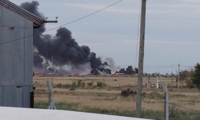 Carmen de Patagones: arduo trabajo de los bomberos para sofocar un incendio en la escombrera