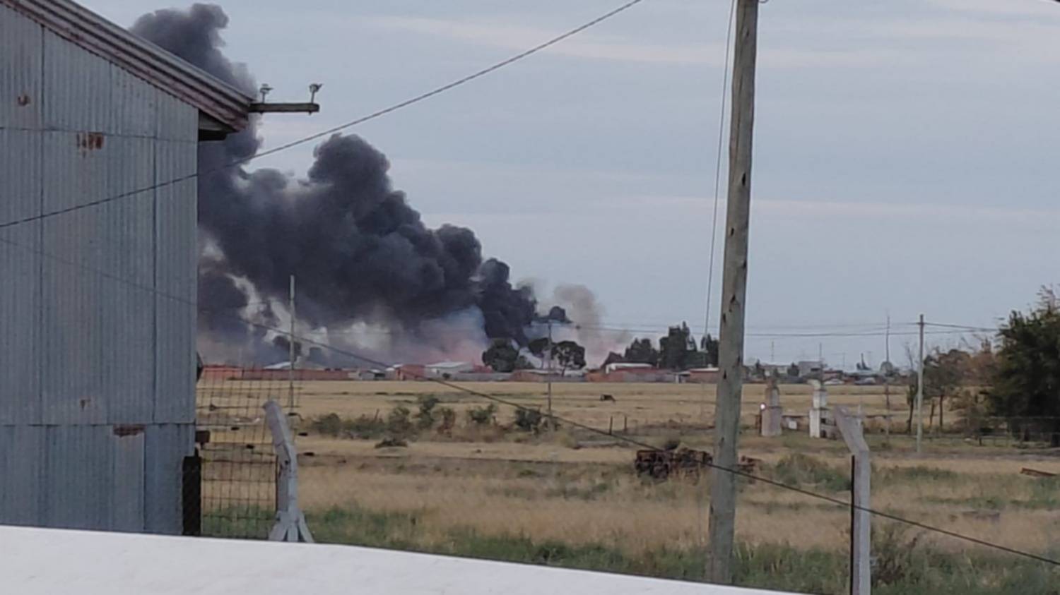 Carmen de Patagones: arduo trabajo de los bomberos para sofocar un incendio en la escombrera