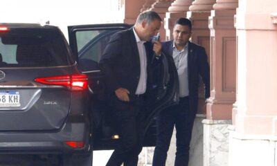 Adorni no quiso contestar si se fue a Punta del Este en avión privado