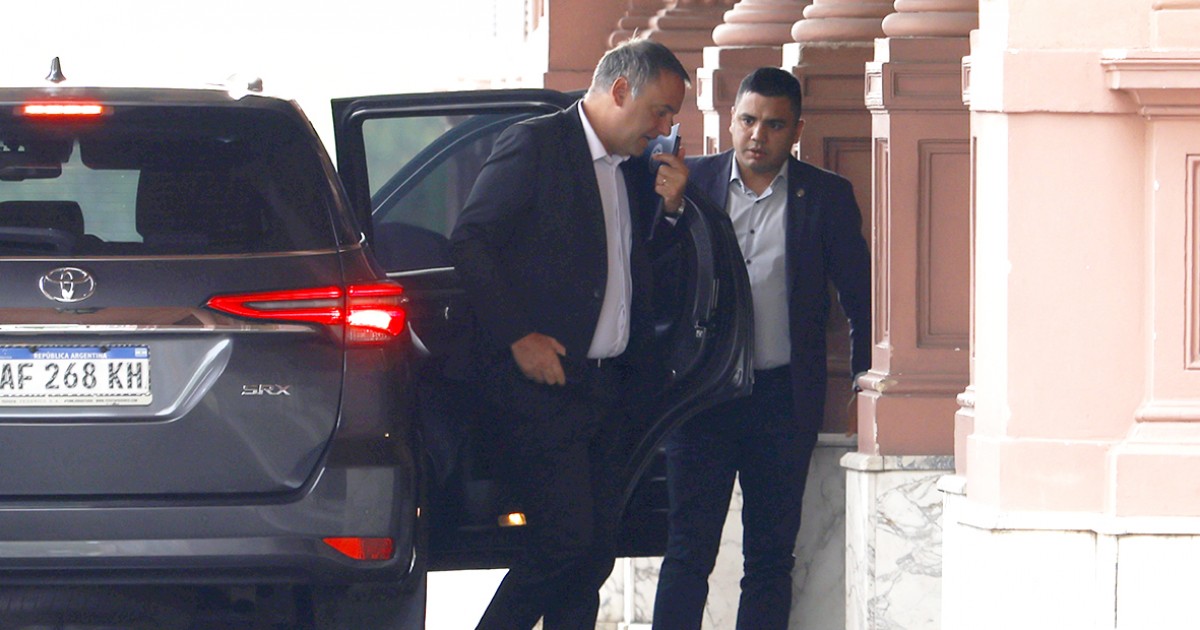 Adorni no quiso contestar si se fue a Punta del Este en avión privado