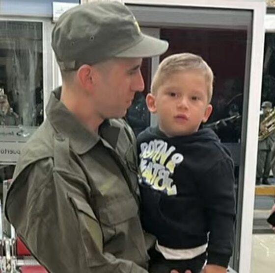 Nahuel Gallo llegó a Argentina y fue recibido por su esposa e hijo