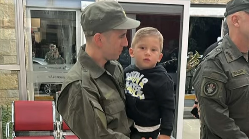 Nahuel Gallo llegó a Argentina y fue recibido por su esposa e hijo