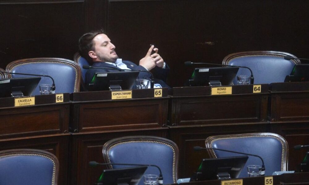 Karina Milei le gana otro casillero a Caputo: corre a Romo y se queda con el bloque de Diputados bonaerense