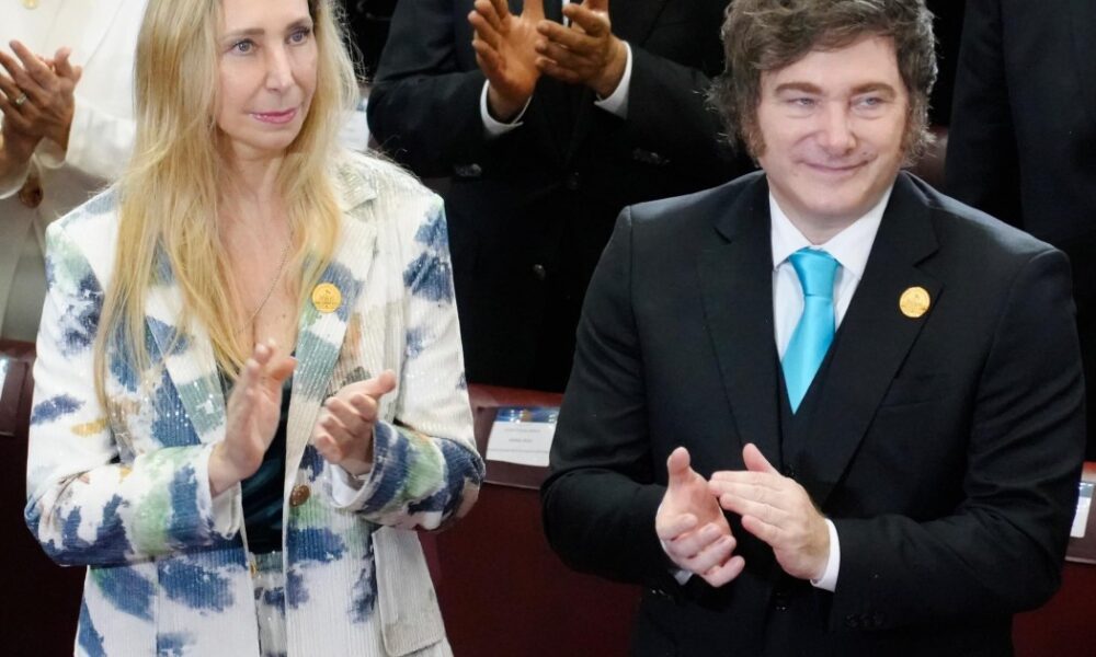 Karina empujó a un periodista chileno que quiso acercarse a Milei