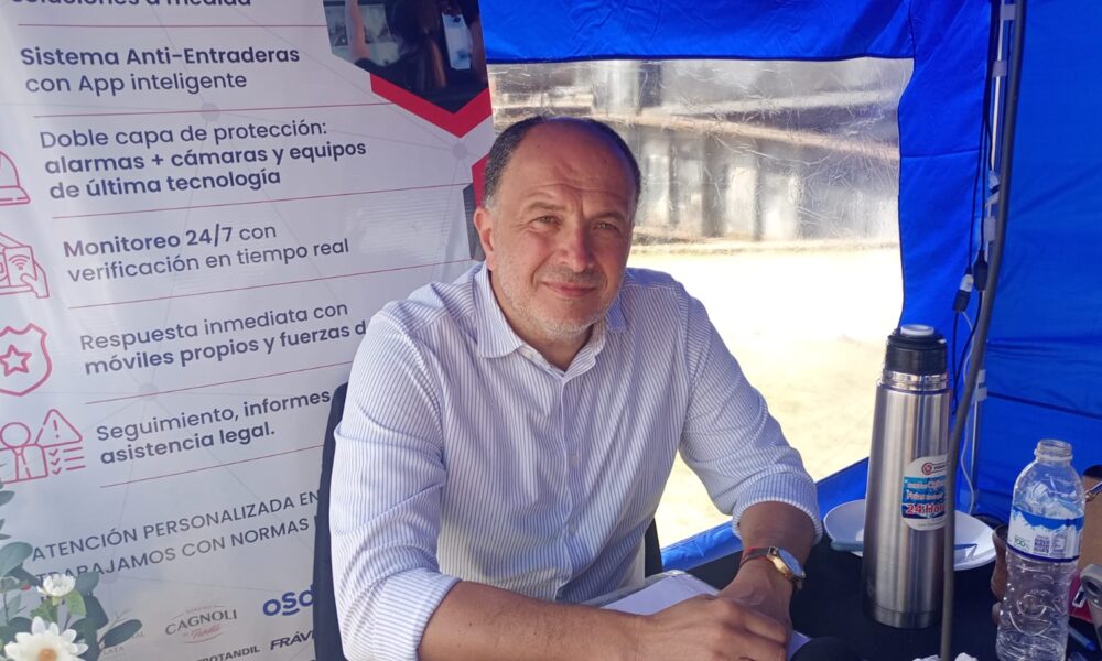 Pablo Garate visitó el estudio de La Perseverancia Seguros en el predio de la Fiesta del Trigo