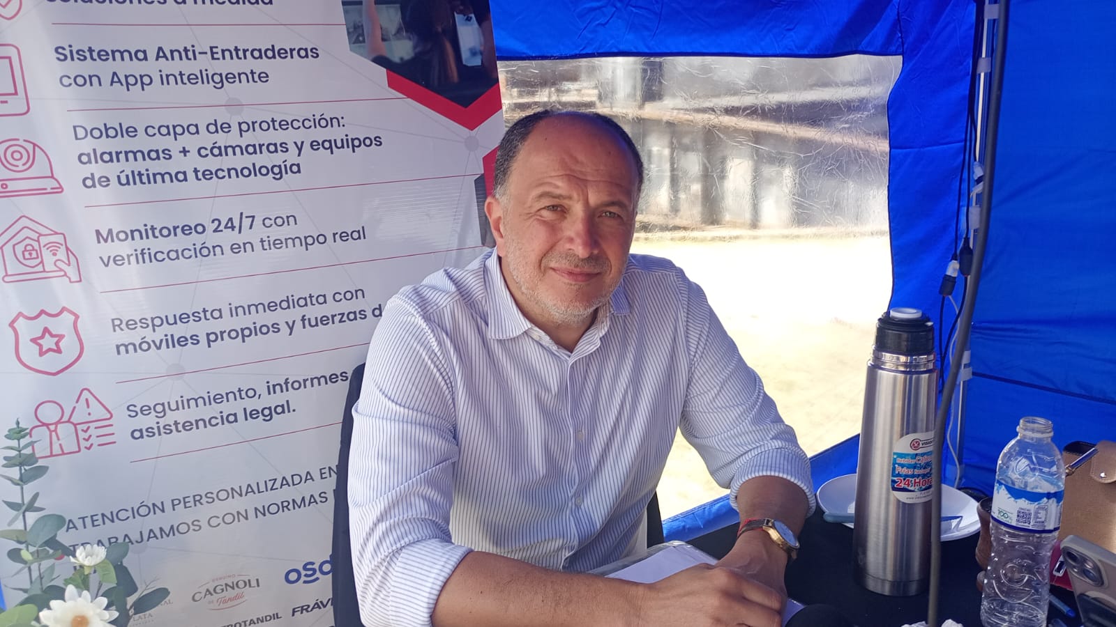 Pablo Garate visitó el estudio de La Perseverancia Seguros en el predio de la Fiesta del Trigo