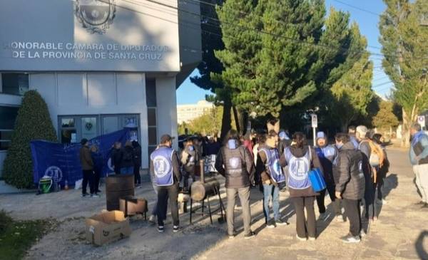 En medio de RECLAMOS SINDICALES, la LEGILATURA devolvió al Ejecutivo el PROYECTO de LEY de EMERGENCIA ECONÓMICA