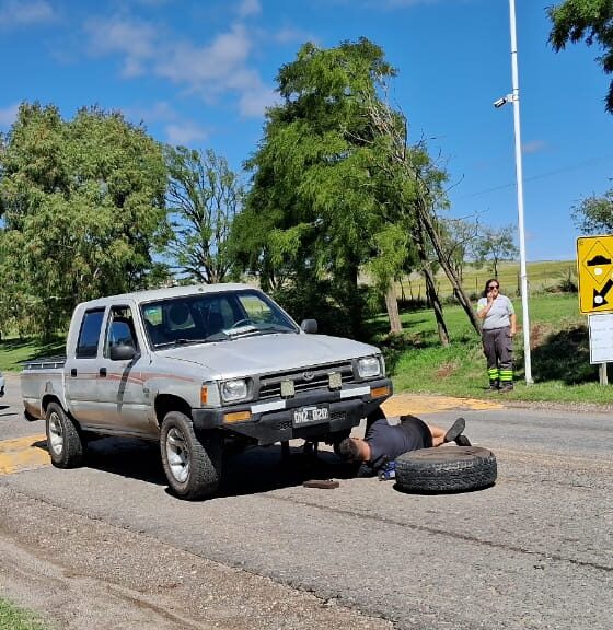 Precaución en el ingreso a Sierra de la Ventana: una camioneta obstruye media calzada en la ruta 72
