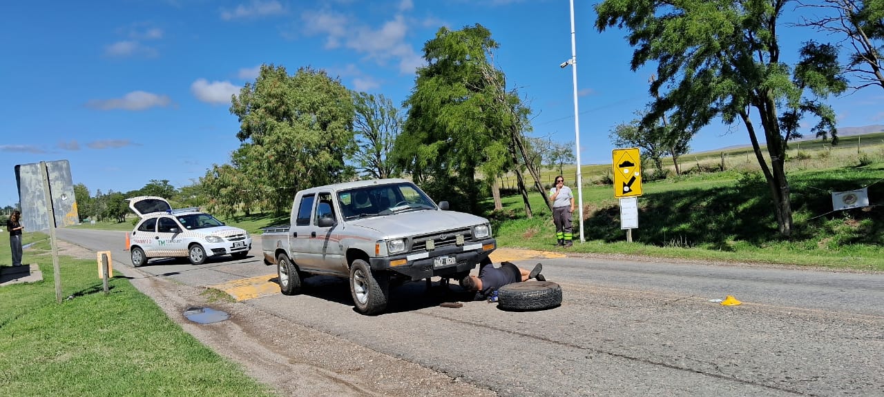 Precaución en el ingreso a Sierra de la Ventana: una camioneta obstruye media calzada en la ruta 72