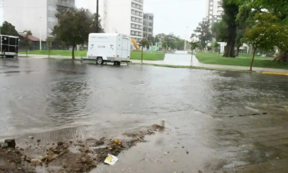 Bahía Blanca bajo alerta amarilla por lluvias: cayeron 14 milímetros y las cuadrillas limpian las bocas de tormenta