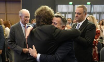 Denuncian que YPF y ARCA contrataron a la esposa de Adorni