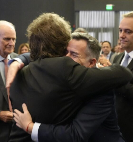 Denuncian que YPF y ARCA contrataron a la esposa de Adorni