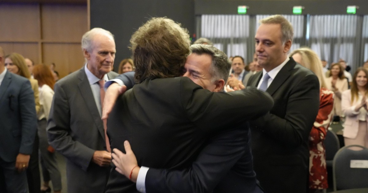 Denuncian que YPF y ARCA contrataron a la esposa de Adorni