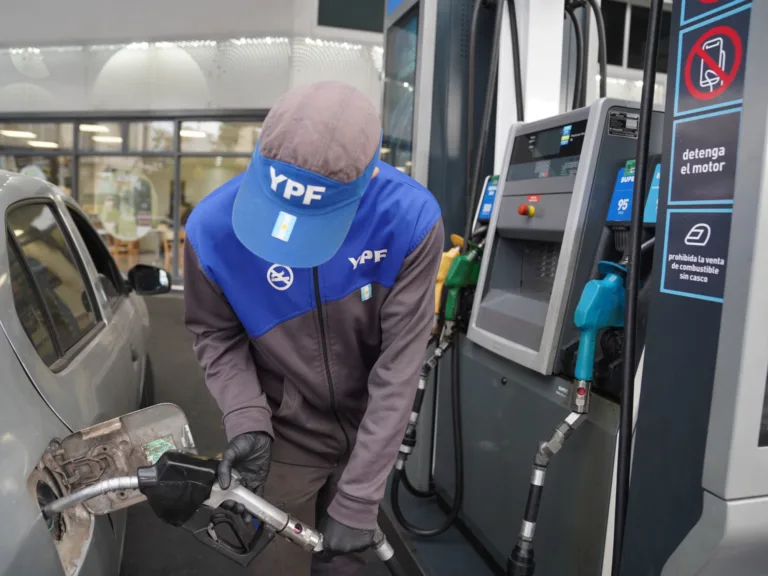 YPF descartó subas inmediatas en el precio de los combustibles por el conflicto en Medio Oriente