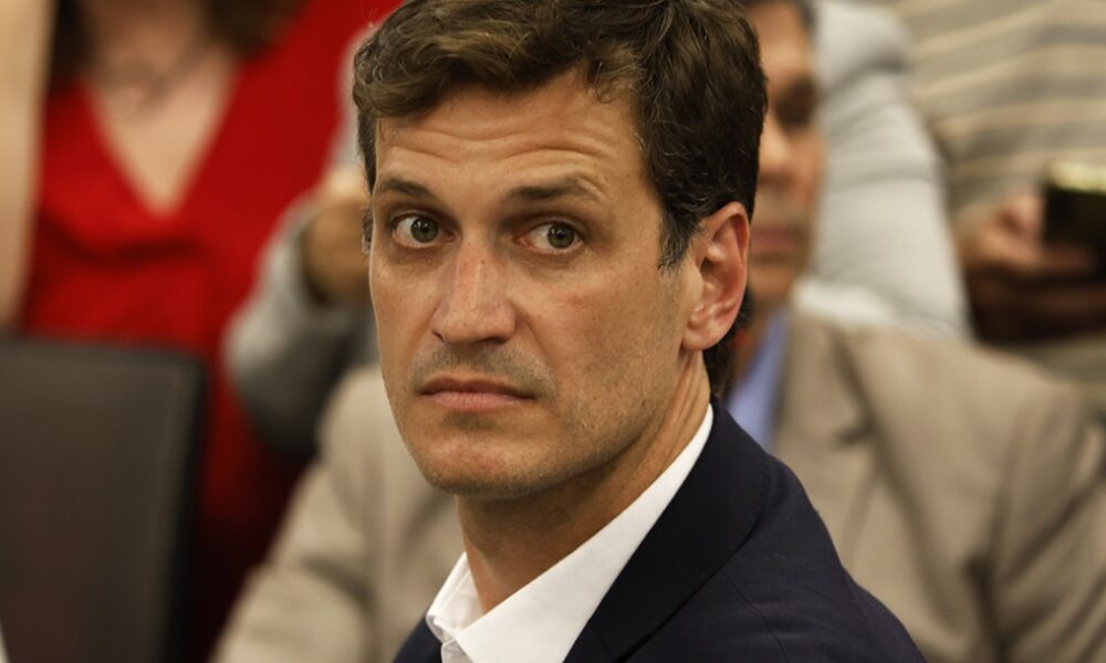 Escándalo en el Congreso porque un diputado del PRO compró un rifle y se lo mandaron al despacho