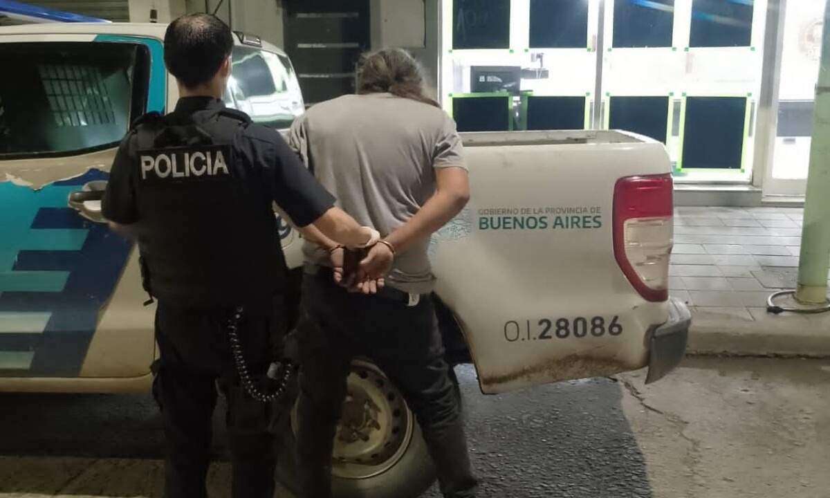 Un hombre de 57 años golpeó a su expareja y huyo: la policía bahiense lo detuvo con un revólver y dos cuchillos