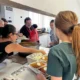 Cocinan y entregan viandas a 400 personas y necesitan donaciones para continuar