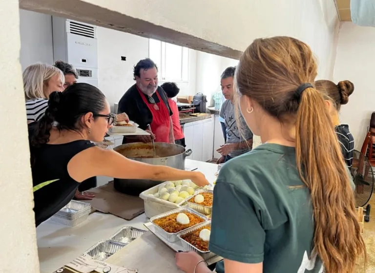 Cocinan y entregan viandas a 400 personas y necesitan donaciones para continuar