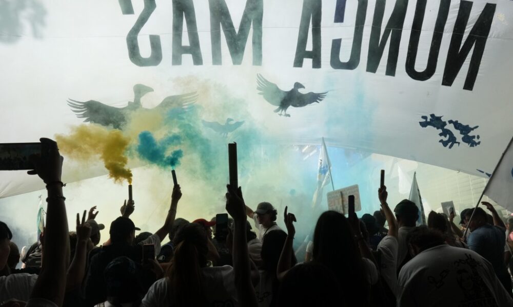 Una histórica movilización por los 50 años del golpe desbordó la Plaza de Mayo con críticas