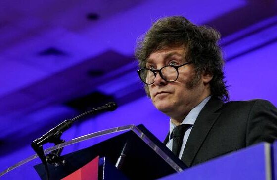 Mientras una plaza llena recordaba a los 30 mil desaparecidos, Milei peleaba con tuiteros en X