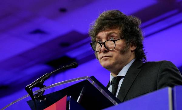 Mientras una plaza llena recordaba a los 30 mil desaparecidos, Milei peleaba con tuiteros en X