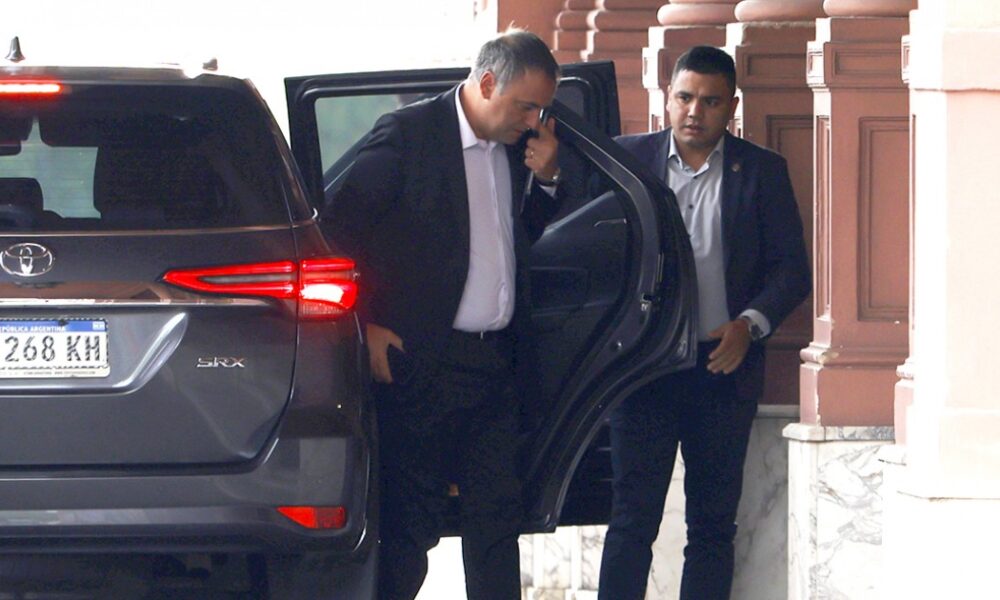 El piloto del viaje a Punta del Este contradijo a Adorni y dijo que el vuelo privado lo pagó Grandío