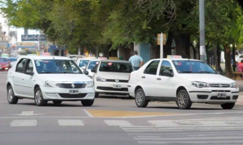 Polémica en Bahía Blanca: LLA propone desregular taxis y apps con tarifa libre y sin carnet profesional