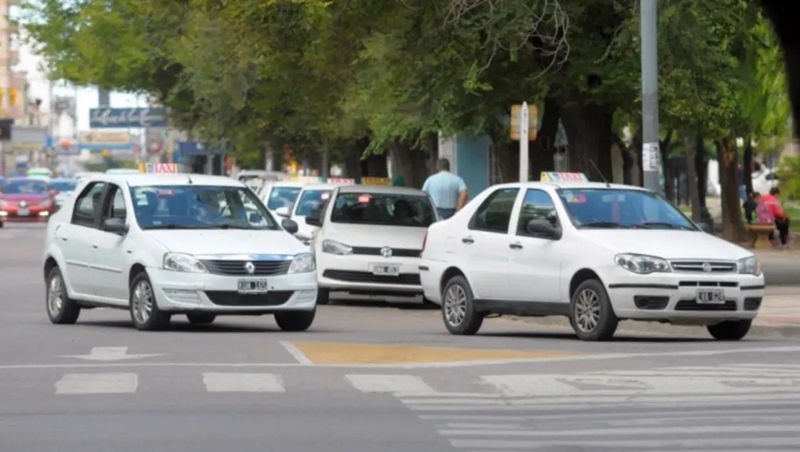 Polémica en Bahía Blanca: LLA propone desregular taxis y apps con tarifa libre y sin carnet profesional