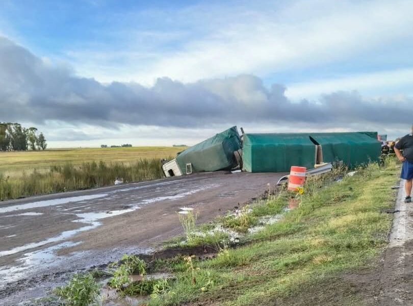 Accidente en Ruta 65: vuelco de camión y corte total entre Guaminí y Daireaux