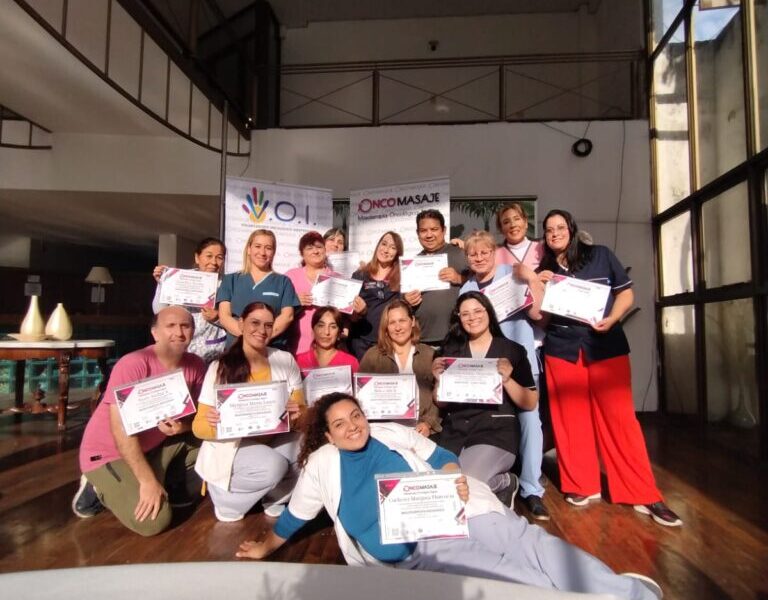 Oncomasajes: una herramienta terapéutica que busca llegar al sistema de salud local