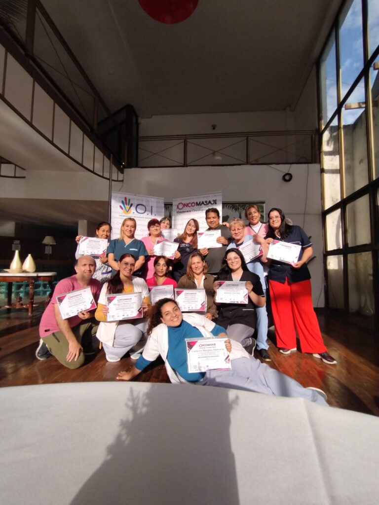 Oncomasajes: una herramienta terapéutica que busca llegar al sistema de salud local