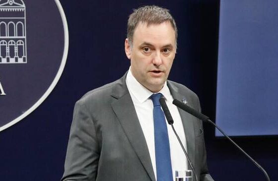 Viaje de Adorni a Punta del Este: el testigo declaró que el traslado lo pagó el periodista de la TV Pública