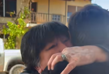 Lo que no se vio de la entrevista a Kicillof a un medio bahiense: el efusivo abrazo de una fanática