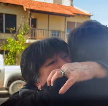 Lo que no se vio de la entrevista a Kicillof a un medio bahiense: el efusivo abrazo de una fanática