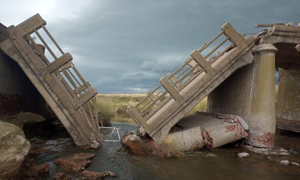Colapsó el puente que une las localidades de Carhué y Arroyo Venado, en Guaminí
