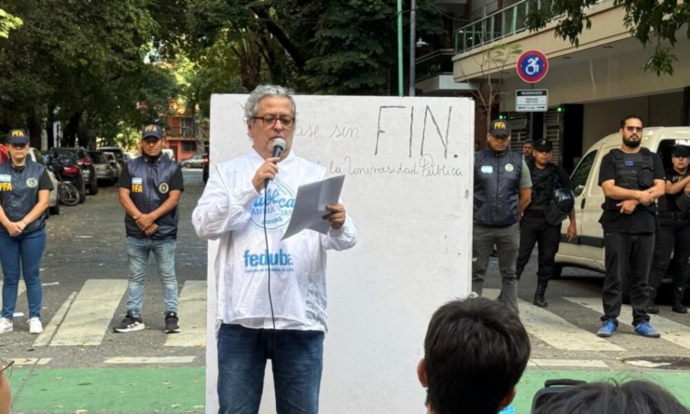 Adorni se hizo custodiar el departamento por 60 policías, asustado por la clase abierta de los profesores de l