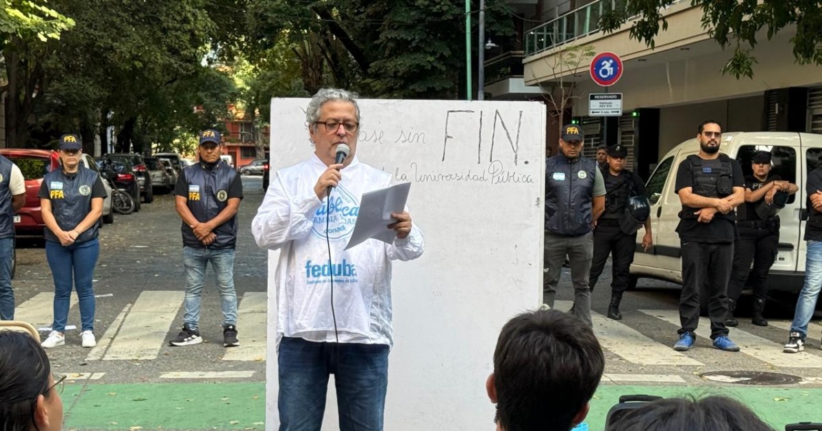 Adorni se hizo custodiar el departamento por 60 policías, asustado por la clase abierta de los profesores de l
