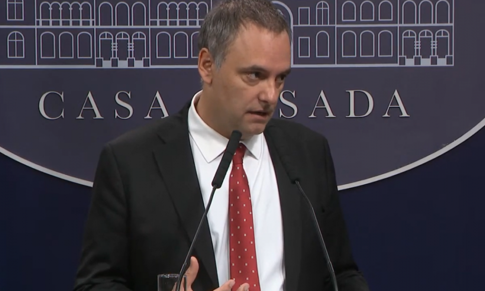 Terminó muy mal la conferencia de Adorni: "Yo hago lo que quiero con mi dinero"