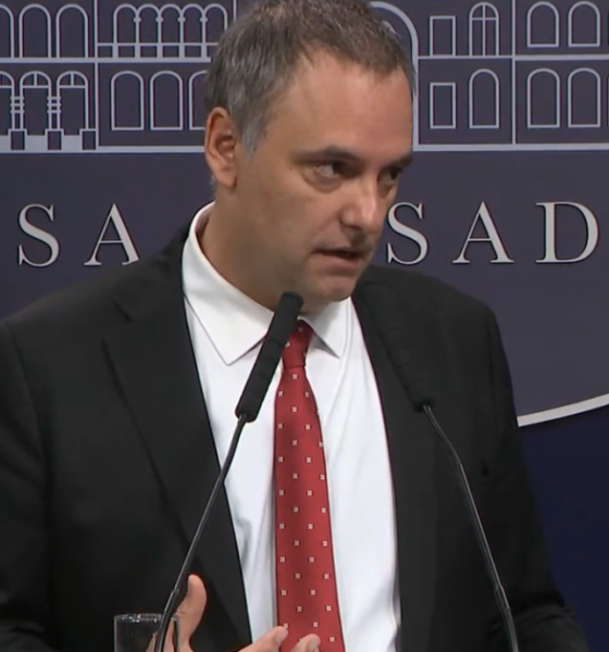 Terminó muy mal la conferencia de Adorni: "Yo hago lo que quiero con mi dinero"