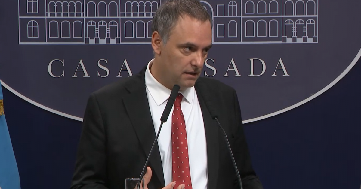 Terminó muy mal la conferencia de Adorni: "Yo hago lo que quiero con mi dinero"