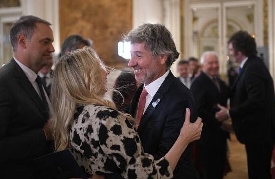 Karina Milei acaparó todas las miradas en la jura de Mahiques: pidió foto con el ministro, frío saludo a Caputo y las lágrimas de Pettovello