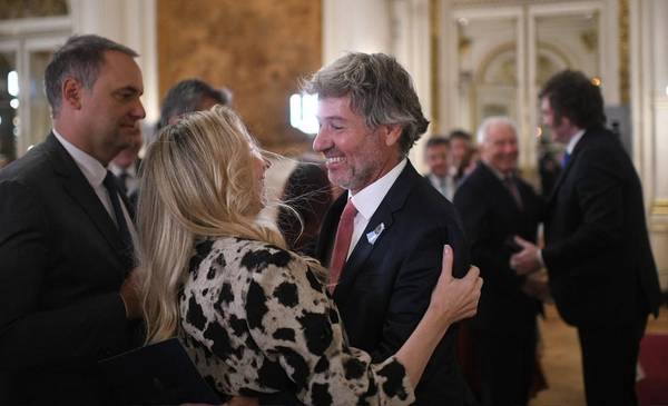 Karina Milei acaparó todas las miradas en la jura de Mahiques: pidió foto con el ministro, frío saludo a Caputo y las lágrimas de Pettovello