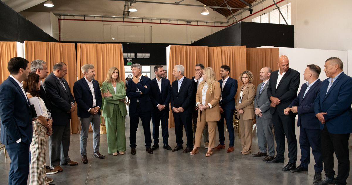 Intendentes de todo el país irán a golpearle la puerta a Toto Caputo: "La catástrofe ya llegó", advierten