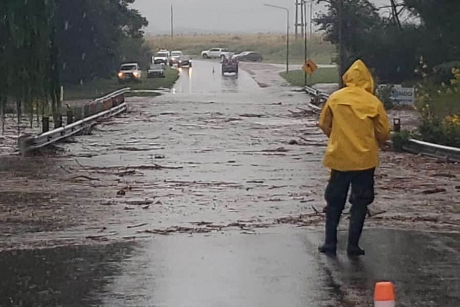 Alerta en Sierra de la Ventana: cortado el acceso por desborde del Arroyo San Bernardo tras más de 100 mm de lluvia