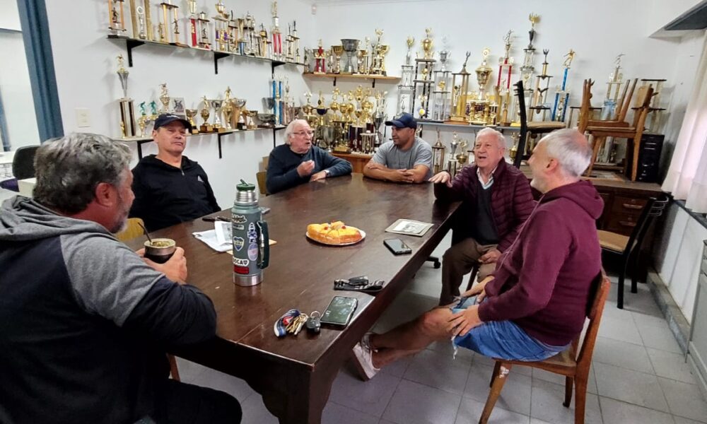 Eduardo Ferrer impulsa un libro sobre los clásicos del deporte bonaerense y destaca la riqueza deportiva de Tres Arroyos