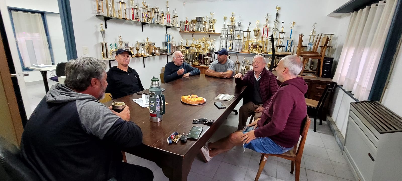 Eduardo Ferrer impulsa un libro sobre los clásicos del deporte bonaerense y destaca la riqueza deportiva de Tres Arroyos