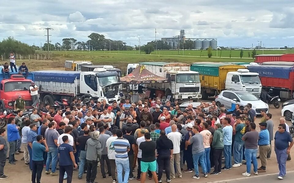 Transportistas de granos amenazan con un paro nacional y exigen ser recibidos por Javier Milei