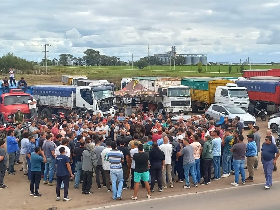 Transportistas de granos amenazan con un paro nacional y exigen ser recibidos por Javier Milei