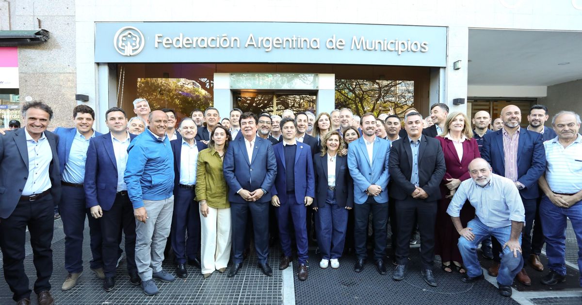 Intendentes de todo el país van a golpearle la puerta a Toto Caputo: "La catástrofe ya llegó", advierten