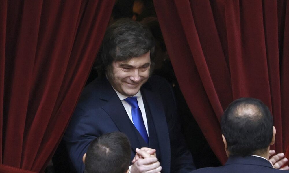 El gobierno evalúa adelantar las presidenciales para mayo de 2027 por la crisis económica